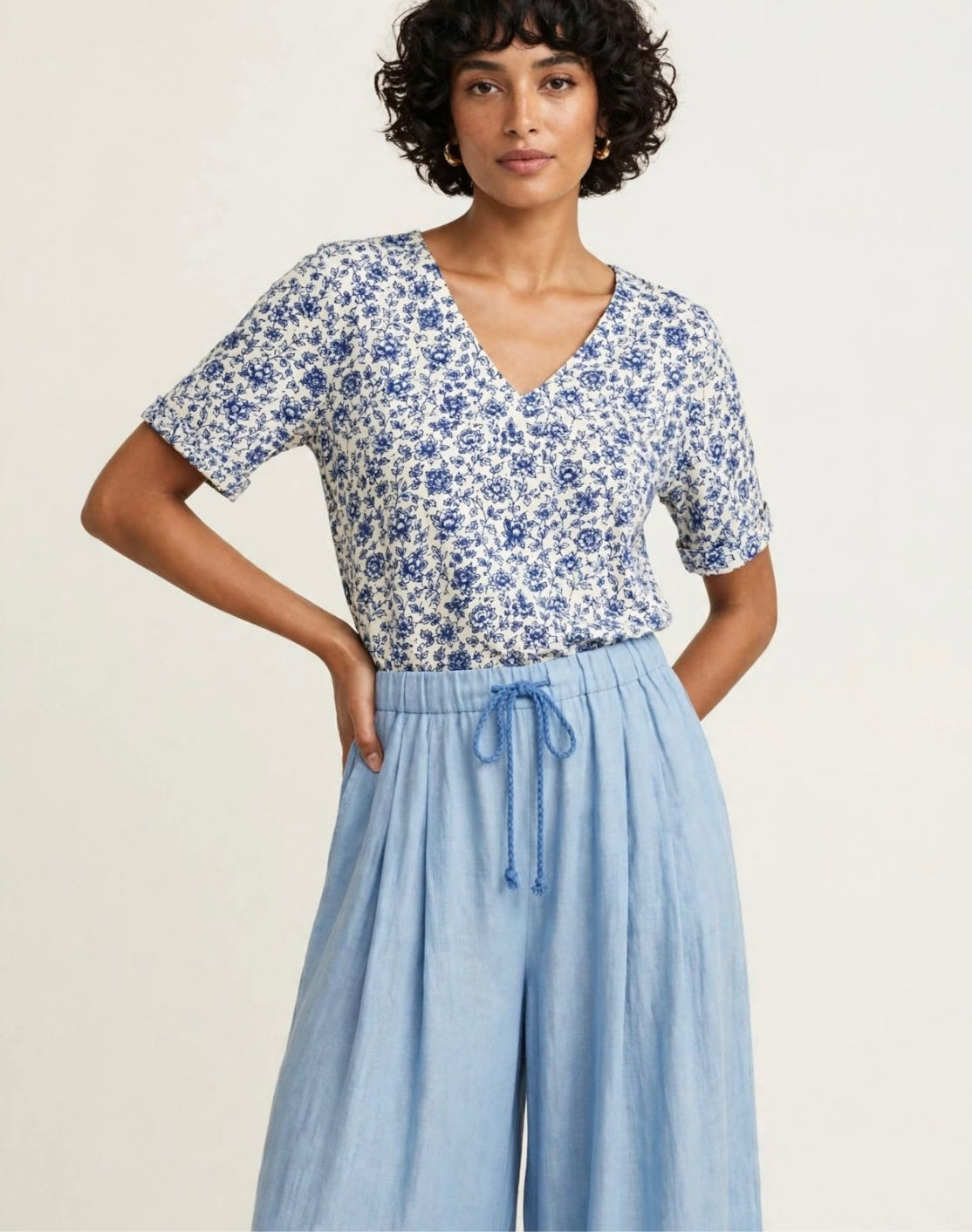 Meadow dancers indigo V-Neck Tee in GOTS-Certified Organic Cotton Main image